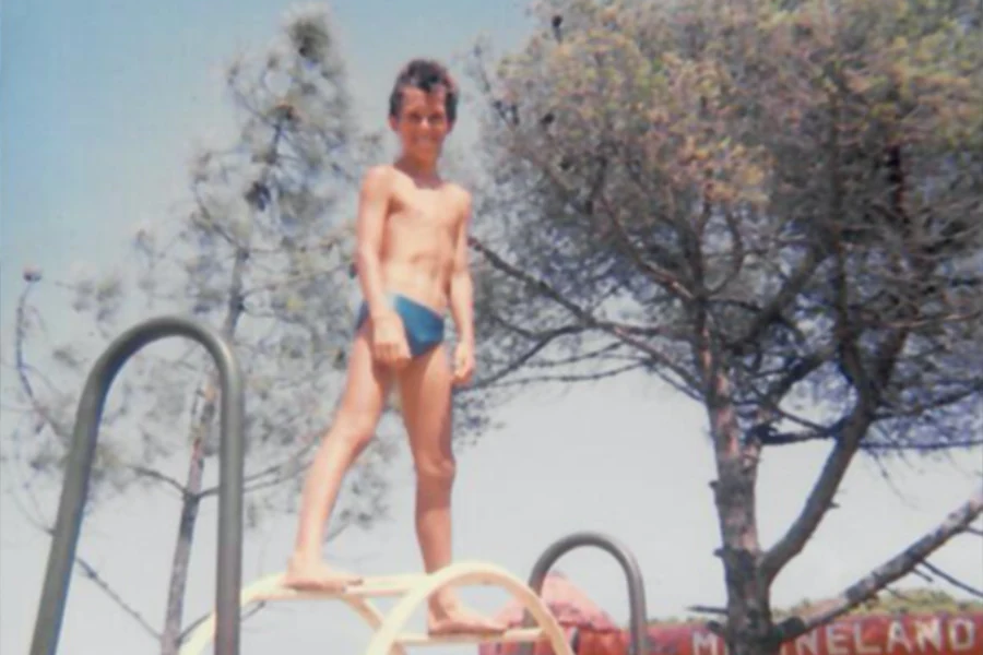 Jugend: Andreas Held als er Jung war, im Badeanzug im Schwimmbad