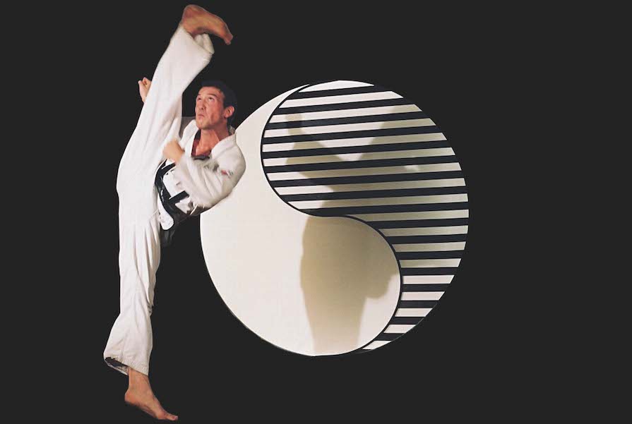 Taekwondo Kick: Dr. Andreas Held in während eines spektakulären Taekwondo kick