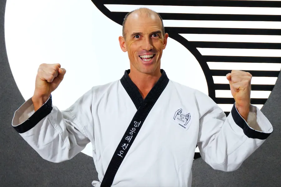 Dr. Andreas Held im Taekwondo Dobok posiert für die Kamera