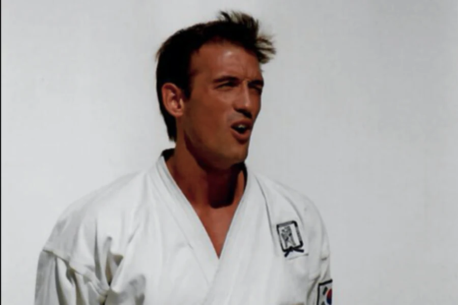 Interview: Dr. Andreas Held im Dobok und spricht in die Kamera
