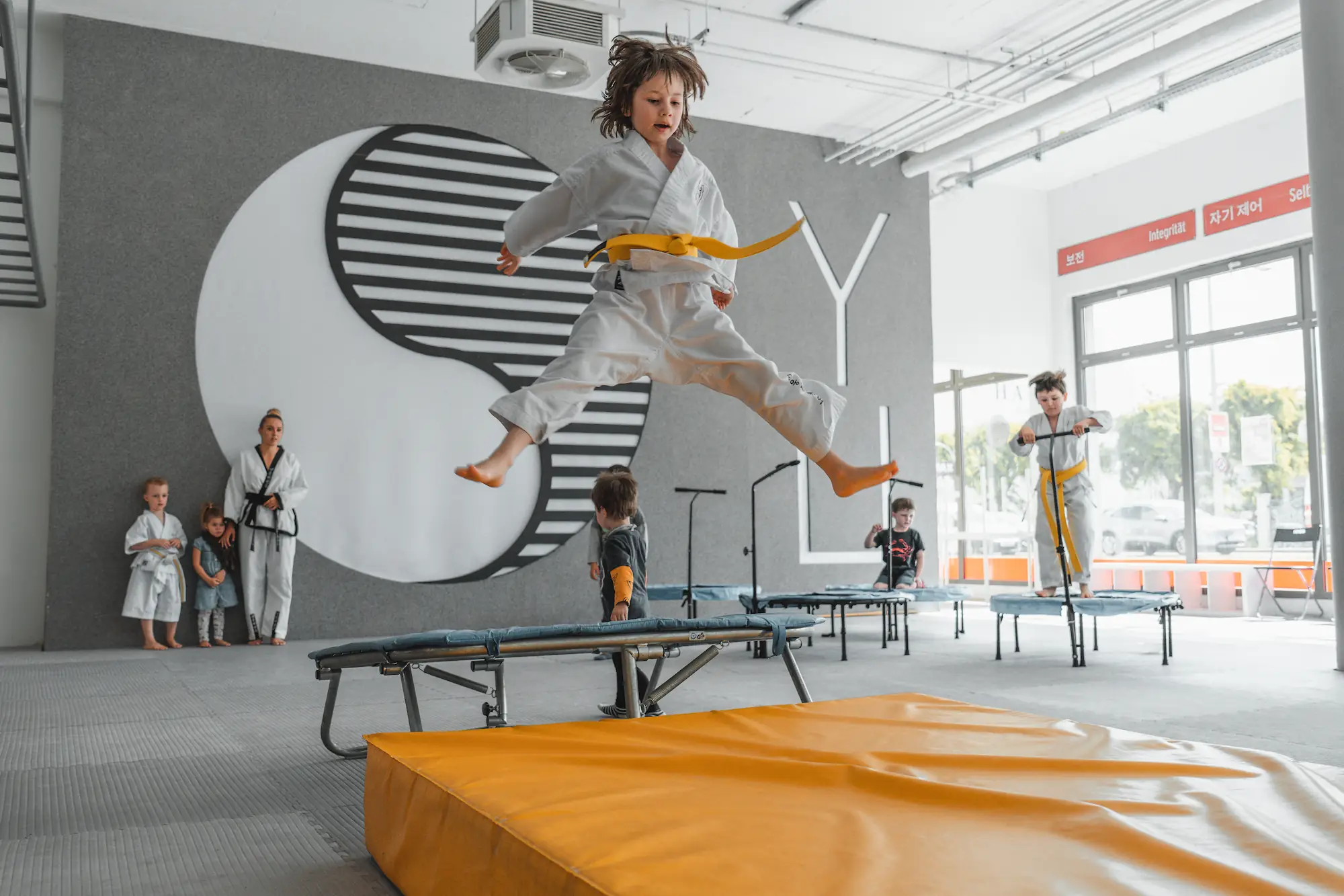 Ein Kleinkind bei einem Taekwondo sprung