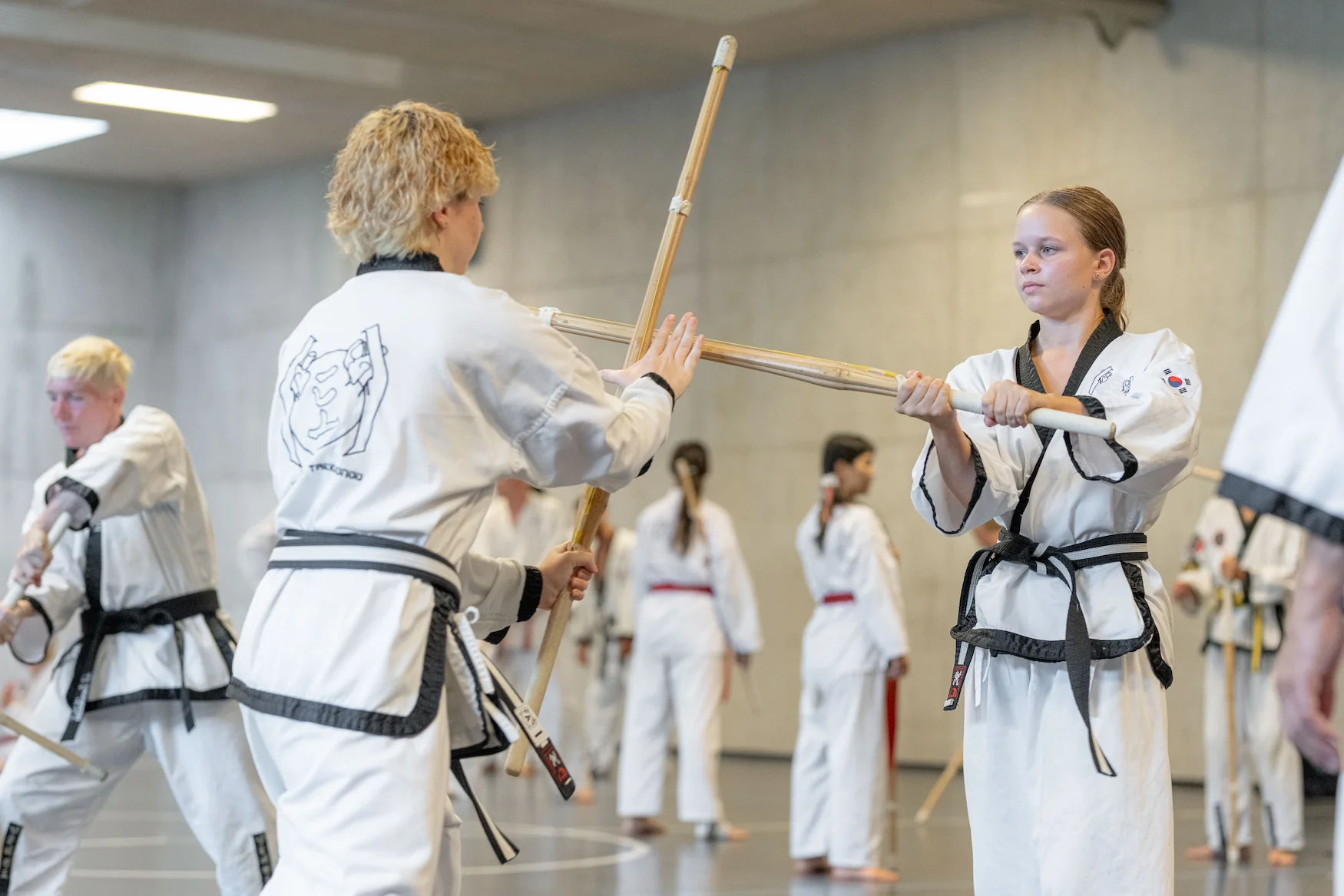 Waffen-Workshop: Ein Mann trainiert den Stockkampf mit Escrima-Sticks in einer Kampfsportschule.
