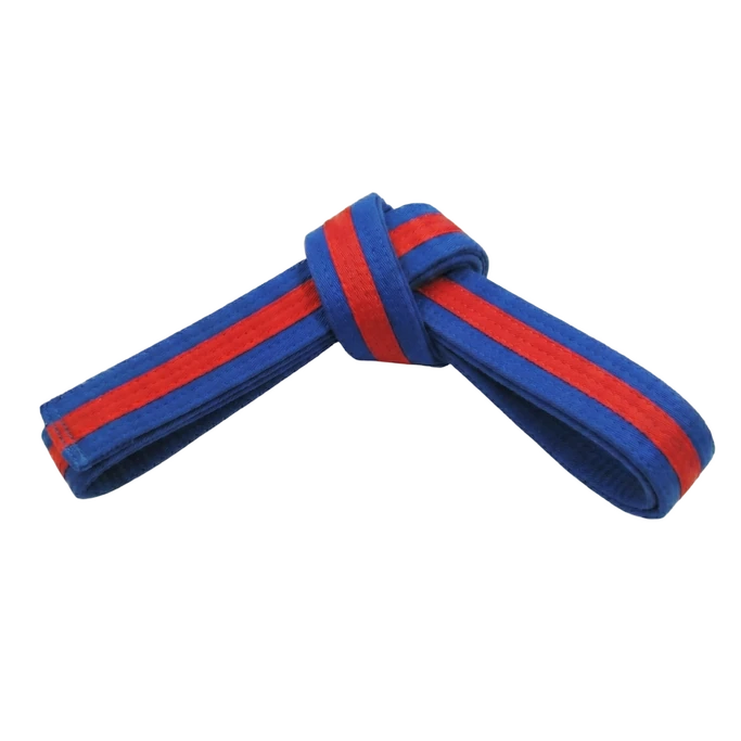 Blau-roter Taekwondo-Gurt, zeigt die Erweiterung von Kraft und Können des Schülers.