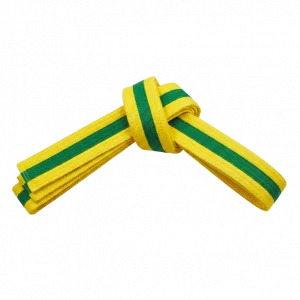 7. Kup: Ein gebundener Taekwondo Gürtel mit den farben Gelb und Grün