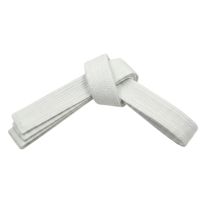 Weißer Taekwondo-Gurt für Anfänger, symbolisiert den Beginn des Kampfsport-Weges.